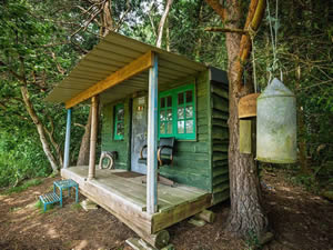 Organic Holidays - The Mead Hut, Abbey Home Farm, Cirencester. GL7 5HF