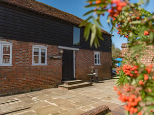 Organic Holidays - The Small Barn, Bore Place Farm, Chiddingstone. TN8 7AR